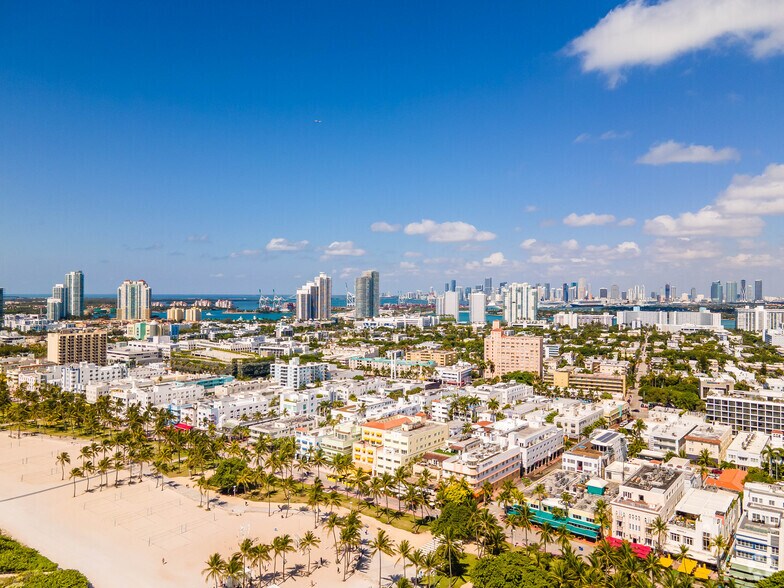 More Photos Of 820 Ocean Dr, Miami Beach Restaurant For Lease