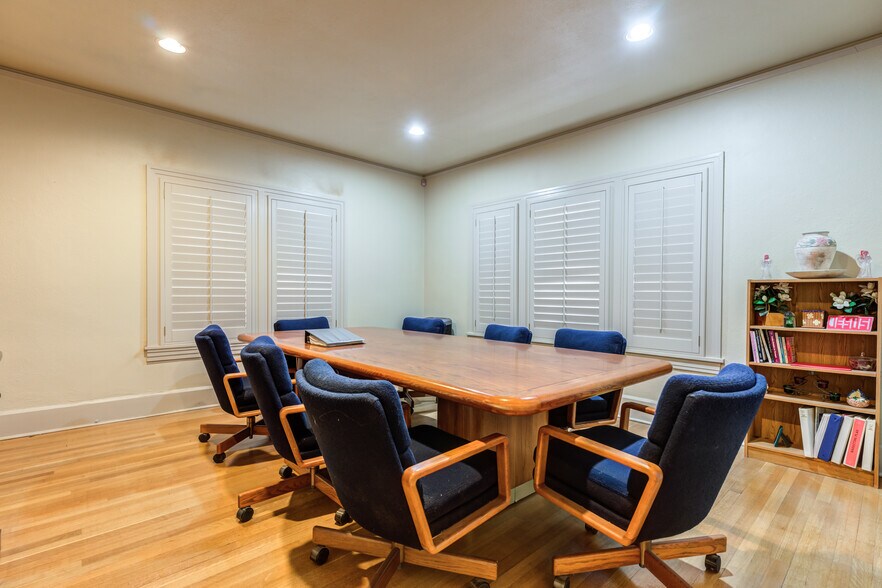 More Photos Of 2124 Broadway St, Lubbock Office For Sale