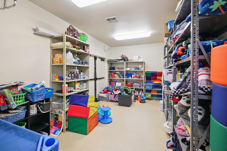 More Photos Of 81 Freeman Ct, Central Point Office For Sale