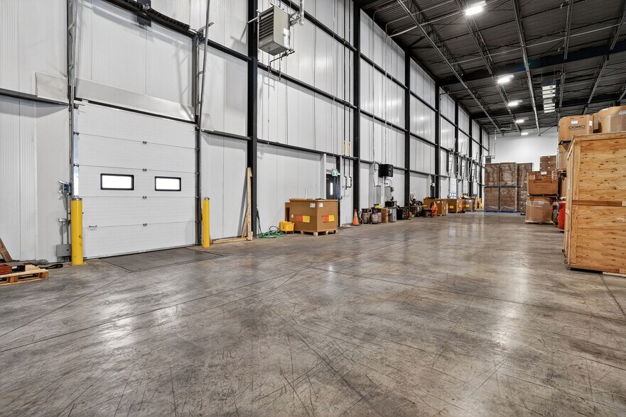 More Photos Of 11235 Boul Métropolitain E, Montréal Distribution For Lease