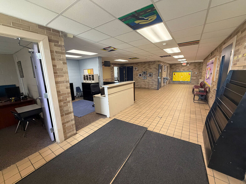 More Photos Of 1944 Iowa Ave, Saginaw Flex For Sale