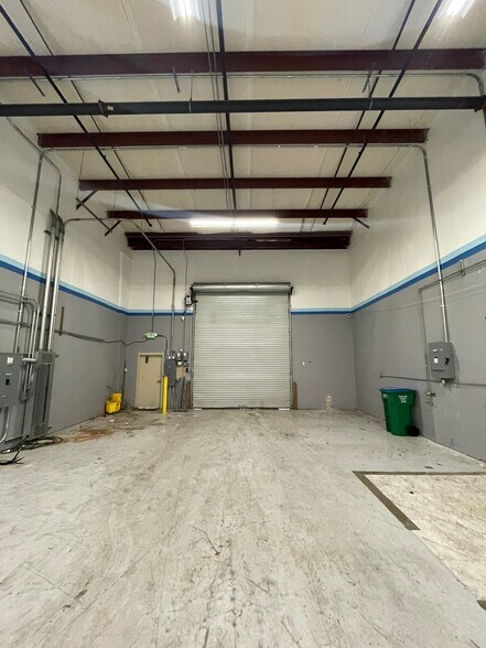 More Photos Of 4333 Silver Star Rd, Orlando Warehouse For Lease