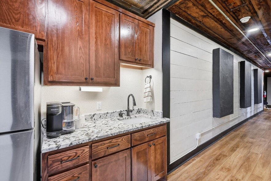 More Photos Of 1426 N Main St, Fort Worth Storefront Retail Office For Lease