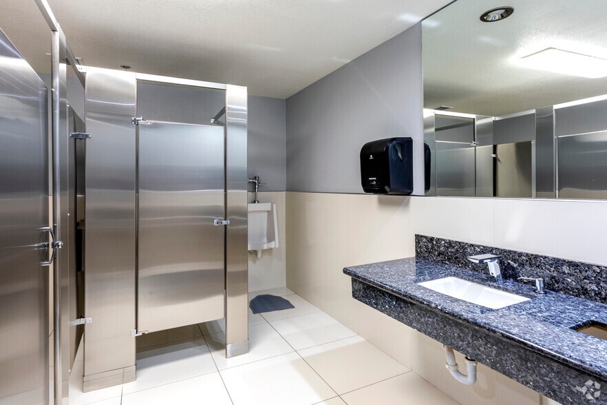 More Photos Of 1701 Westwind Dr, Bakersfield Office For Lease