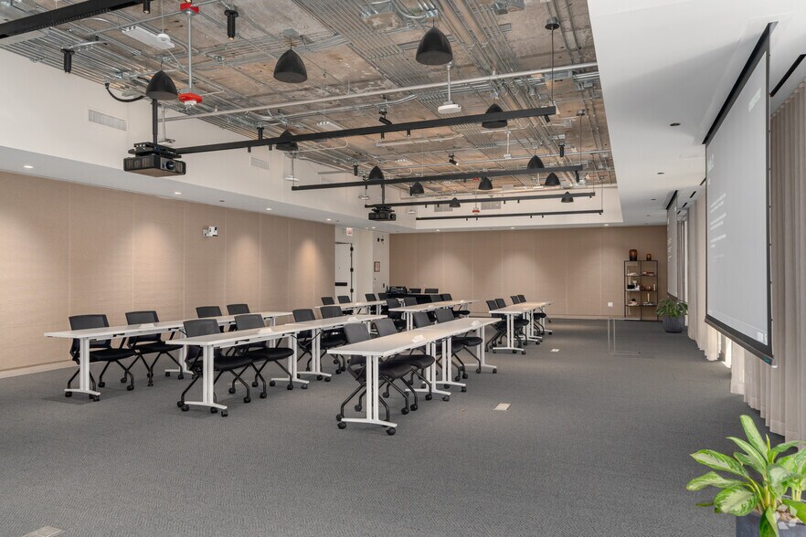 More Photos Of 311 W Monroe St, Chicago Coworking Space