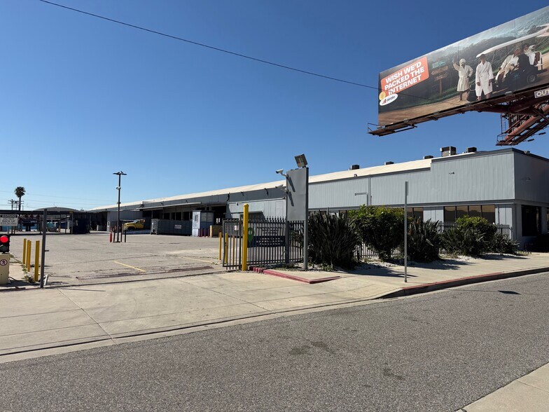 More Photos Of 5500 W Century Blvd, Los Angeles Warehouse For Lease