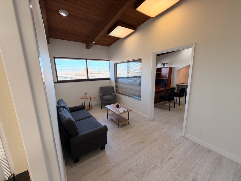 More Photos Of 3901 Airport Fwy, Bedford Office For Lease