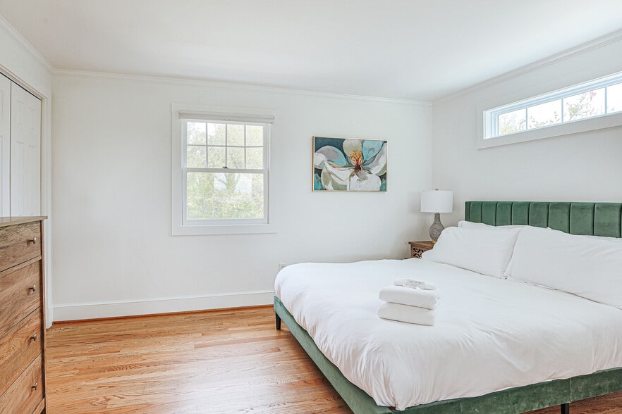 More Photos Of 1329 Commerce Rd, Staunton Hotel For Sale