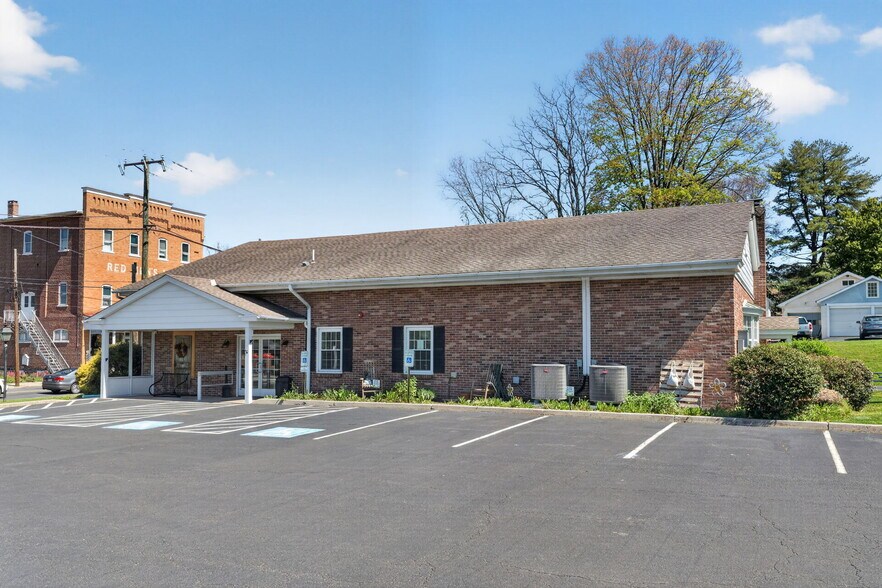 More Photos Of 101 Walnut St, Green Lane Bank For Sale