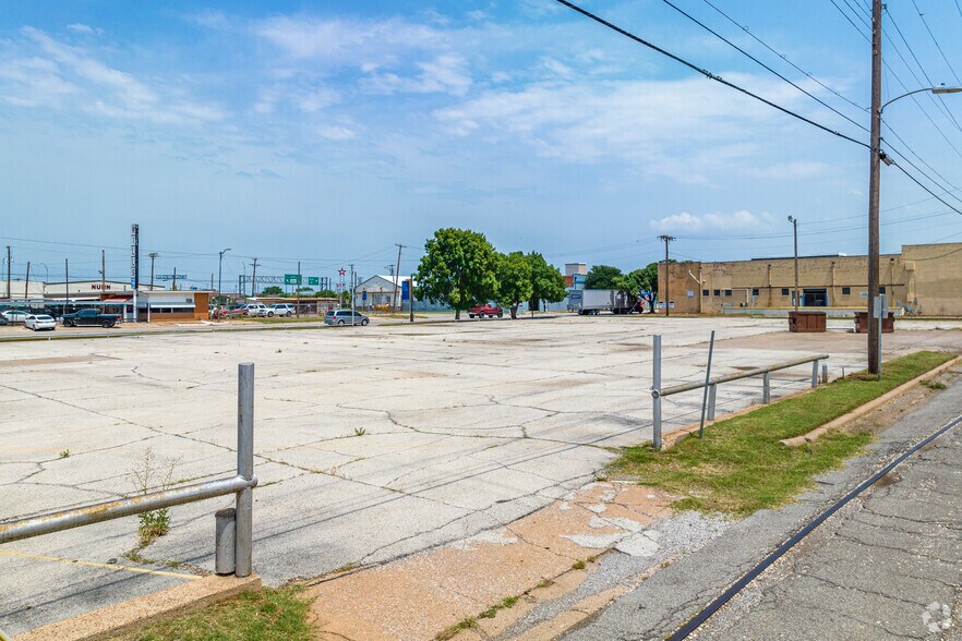 More Photos Of 1301 Lamar St, Wichita Falls Light Manufacturing For Lease