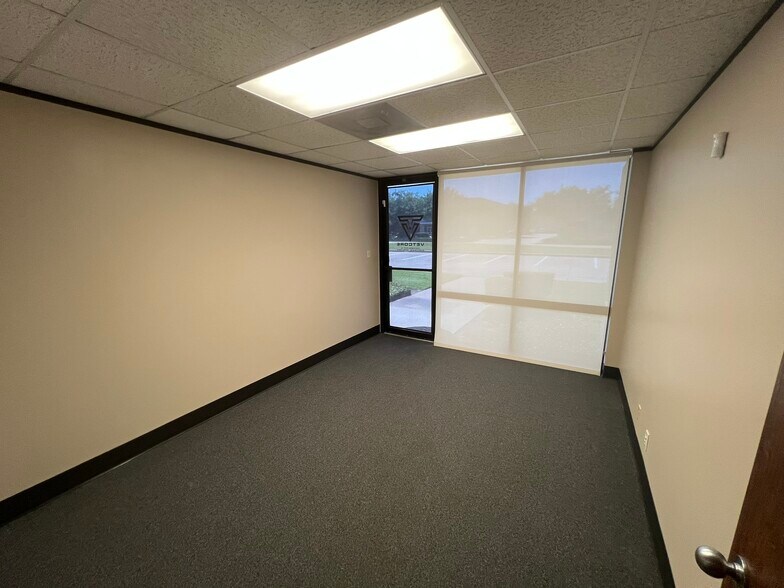 More Photos Of 9776 Whithorn Dr, Houston Showroom For Lease