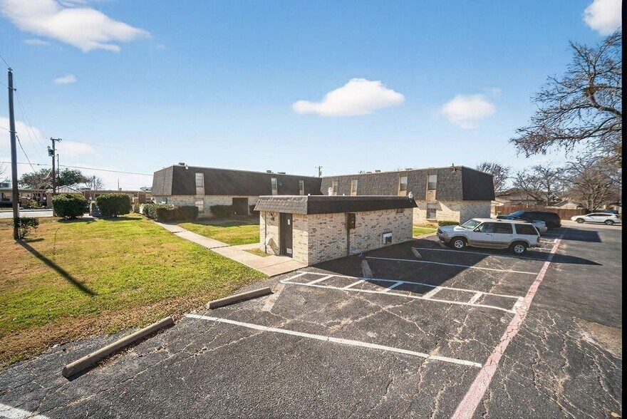 More Photos Of 705 E Worth St, Grapevine Apartments For Sale