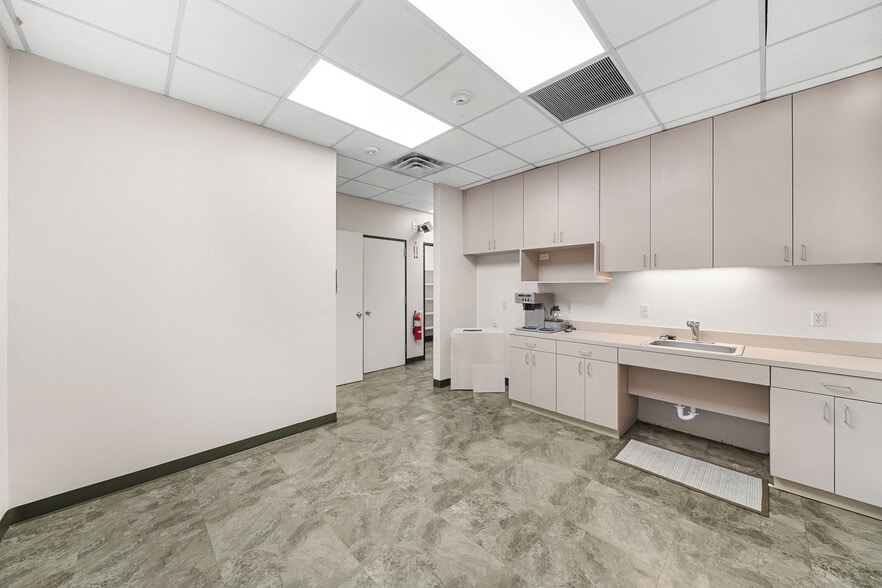 More Photos Of 723 Rollingbrook Dr, Baytown Office For Sale