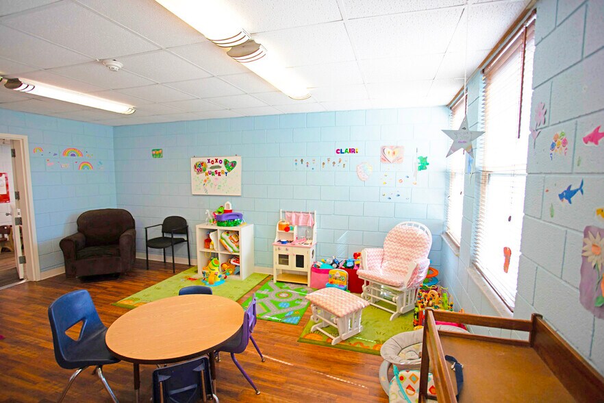 More Photos Of 2045 Drew St, Clearwater Schools For Lease