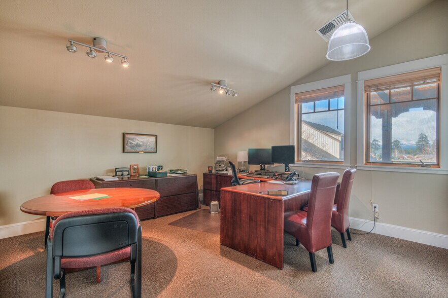 More Photos Of 257 S Pine St, Sisters Office For Sale