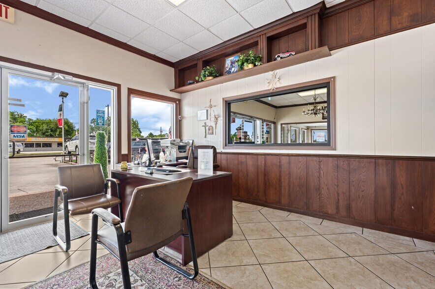 More Photos Of 411 Spencer Hwy, South Houston Auto Dealership For Lease