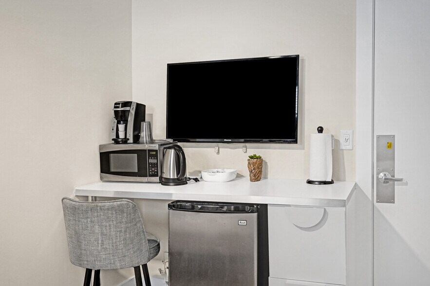 More Photos Of 3020-3024 Seville St, Fort Lauderdale Hotel For Sale