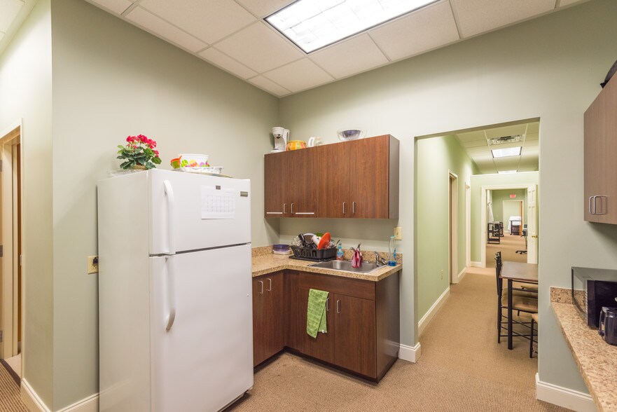 More Photos Of 897 Von Kolnitz Rd, Mount Pleasant Medical For Lease