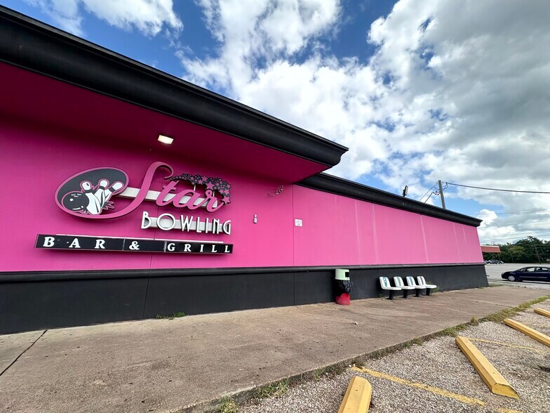 More Photos Of 4180 Pinkston St, Beaumont Bowling Alley For Sale