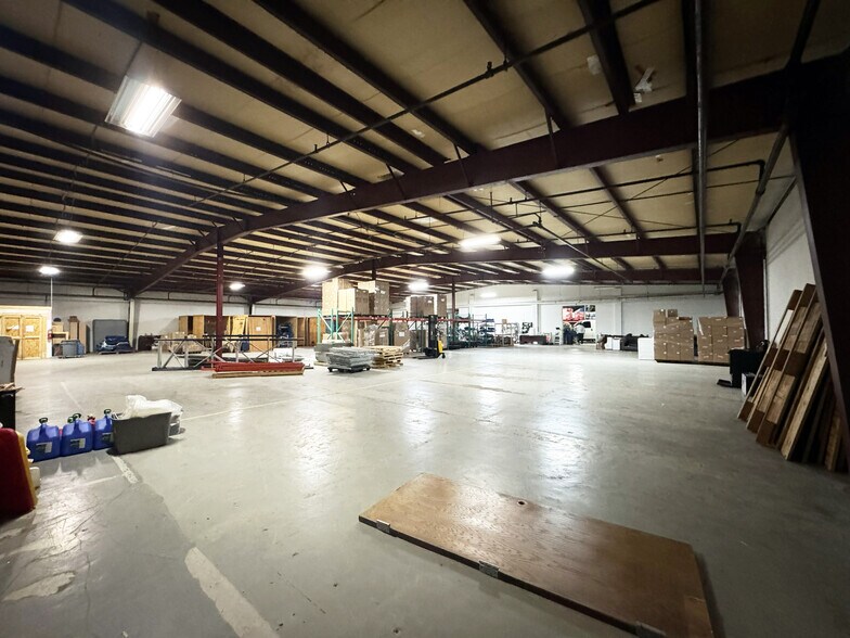 More Photos Of 8215-8257 Hedge Lane Ter, Shawnee Warehouse For Lease