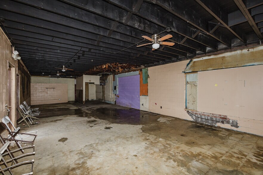 More Photos Of 2033 S Broadway St, Wichita Bar For Sale