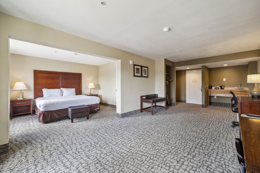 More Photos Of 11050 Southwest Fwy, Houston Hotel For Sale