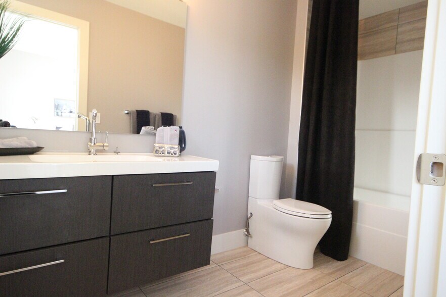 More Photos Of 11331 76 Av NW, Edmonton Apartments For Sale