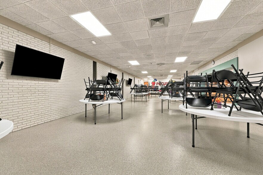 More Photos Of 2321 W Grand Ave, Wisconsin Rapids Office For Sale