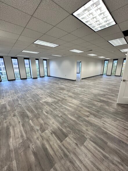 More Photos Of 730 Holiday Dr, Pittsburgh Office For Lease