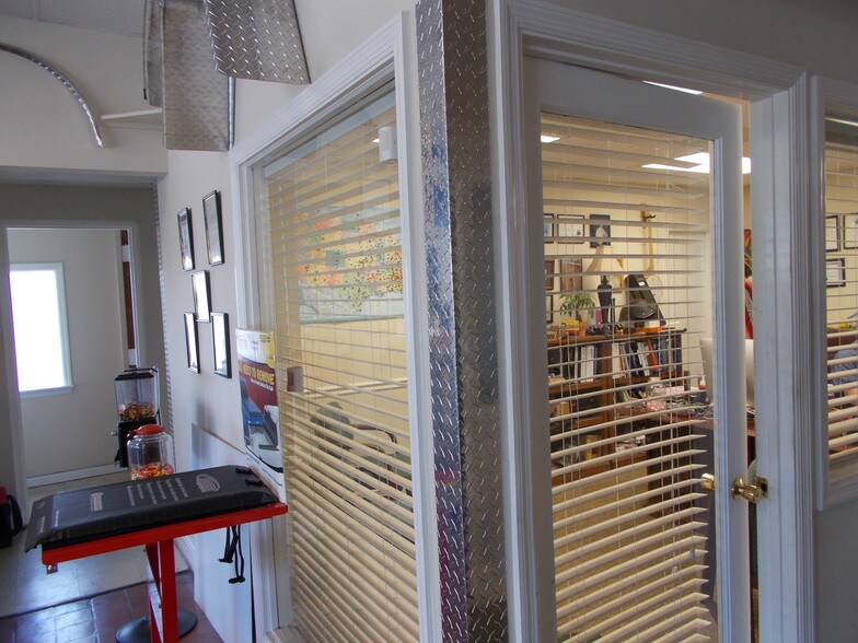 More Photos Of 225 W Hill St, Thomson Industrial For Sale