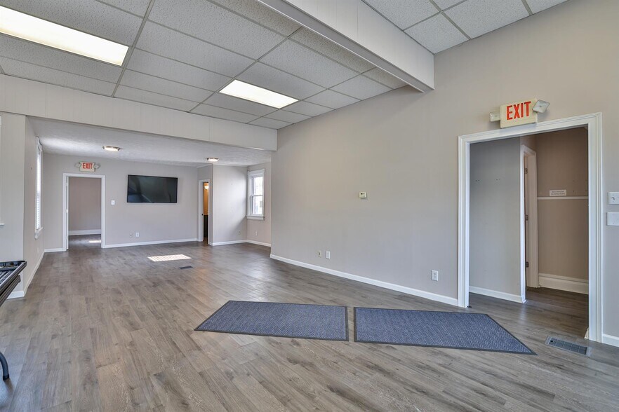 More Photos Of 2007 Madison Rd, Cincinnati Storefront For Sale