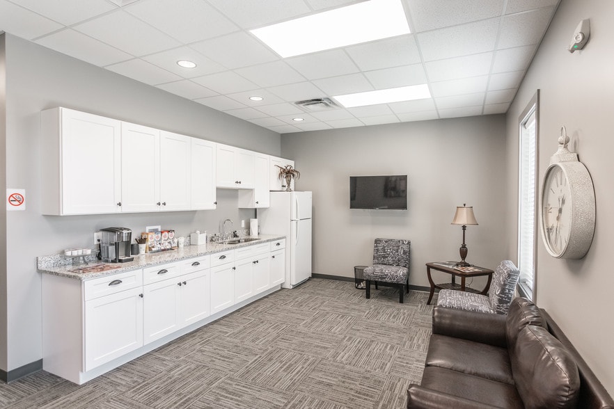More Photos Of 111 Imperial Blvd, Hendersonville Office Residential For Lease
