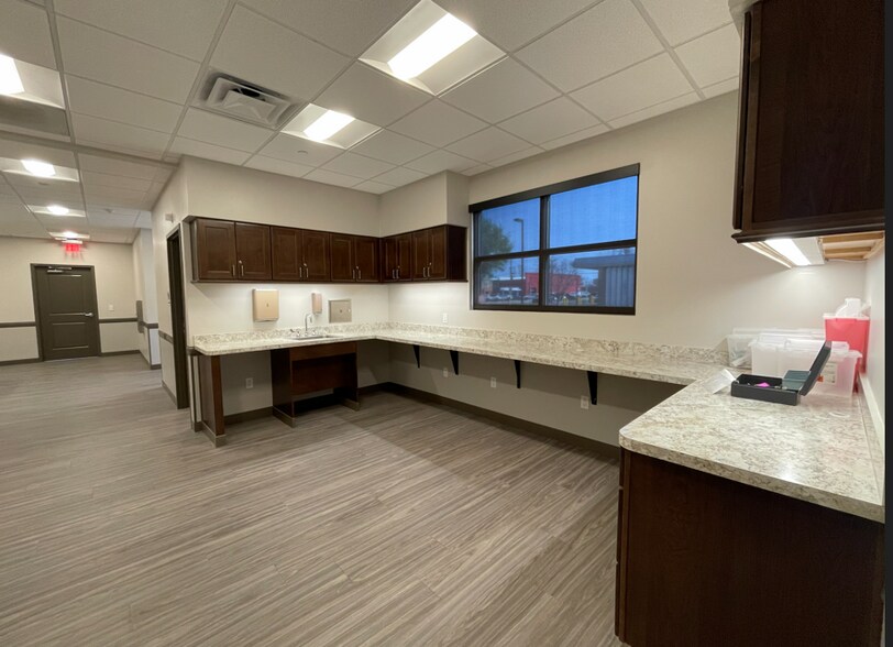 More Photos Of 201 W 5th St, Bonham Medical For Lease