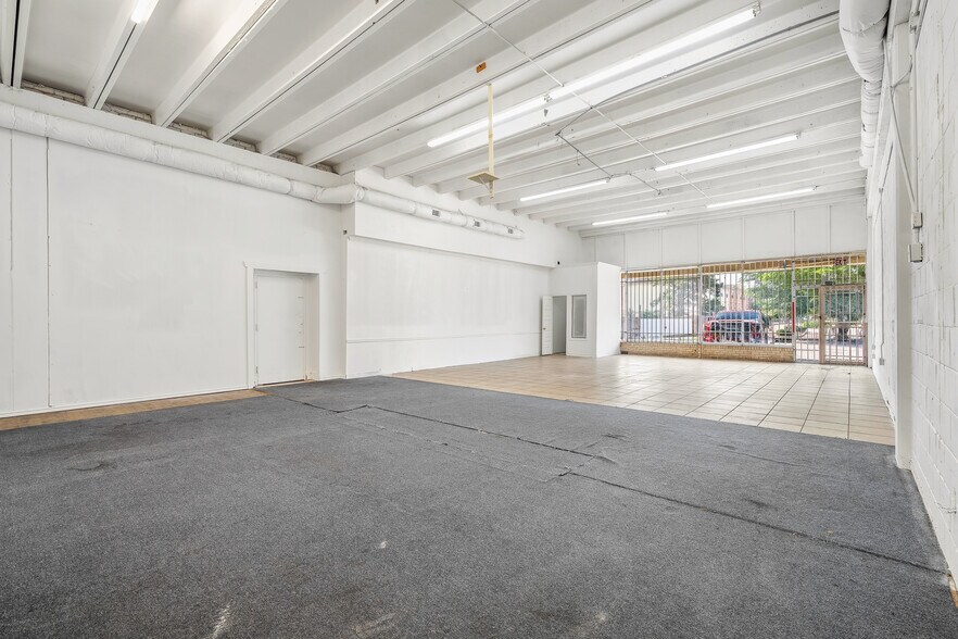 More Photos Of 4424 N Shepherd Dr, Houston Storefront For Lease