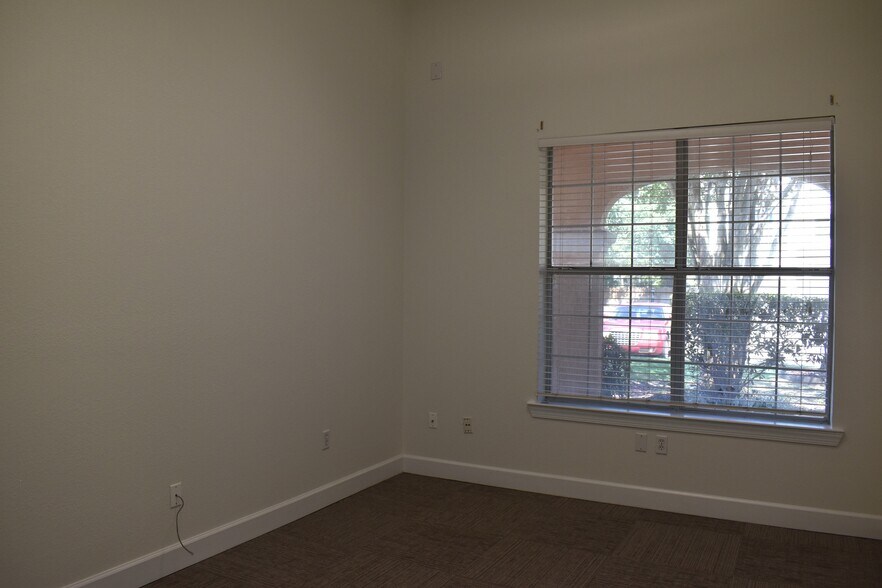 More Photos Of 2252 Beach Dr, Gulfport Office Residential For Lease