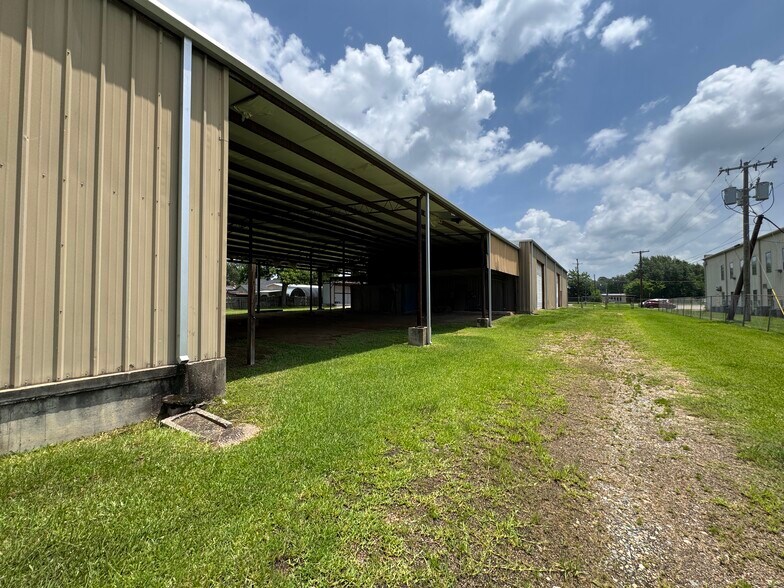 More Photos Of 1208 S Chestnut St, Lufkin Showroom For Sale