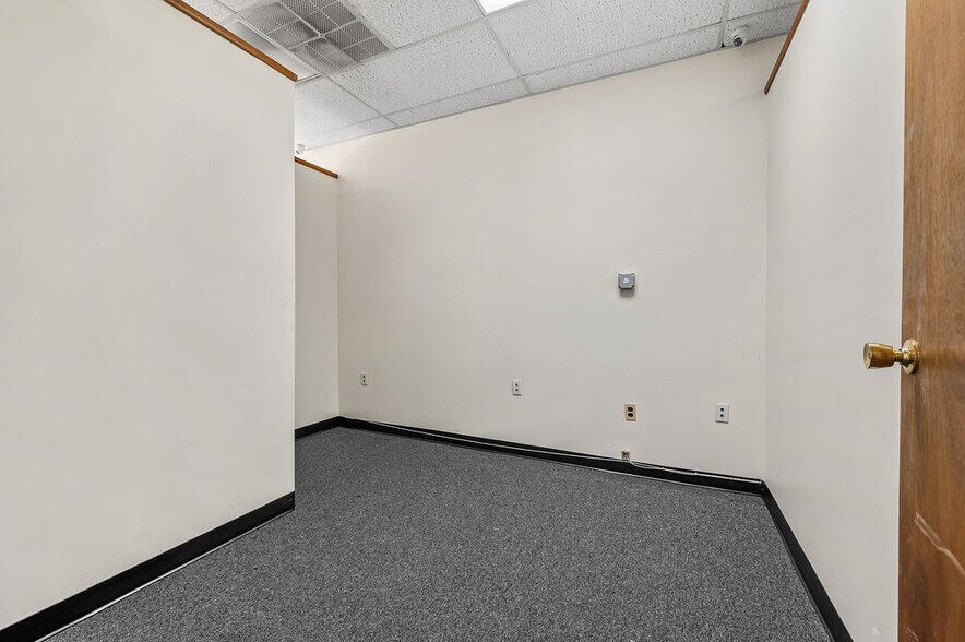 More Photos Of 1142A S Railroad Ave, Staten Island Office For Sale