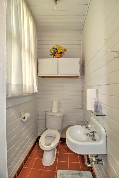 More Photos Of 944 E Silver Springs Blvd, Ocala Office For Sale