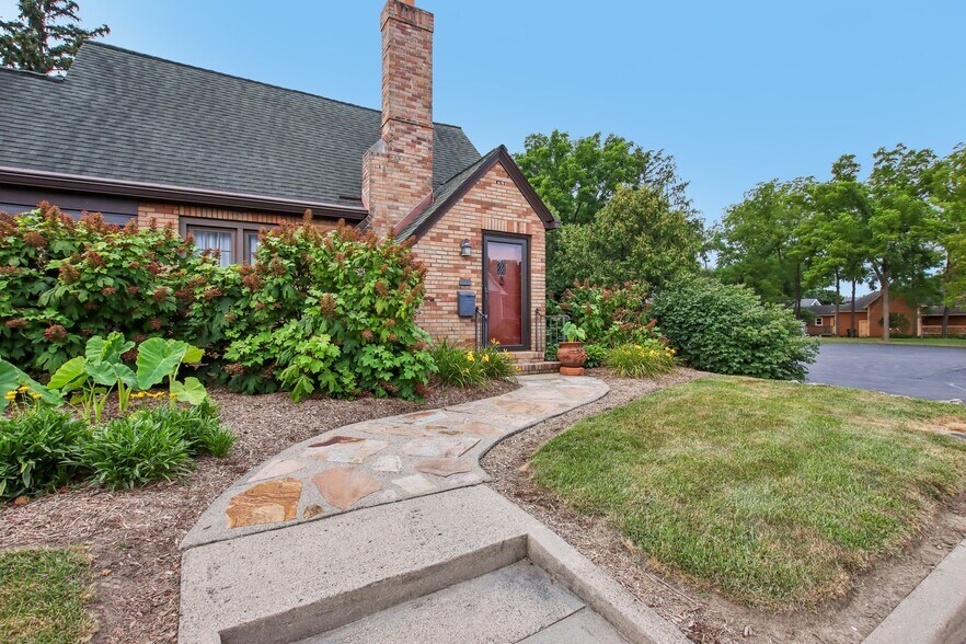More Photos Of 399 W Main St, Greenwood Office For Sale