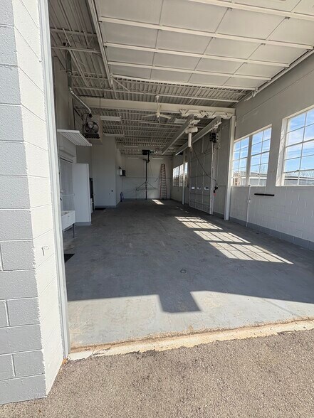 More Photos Of 5513 N Oxford St, Indianapolis Service For Lease