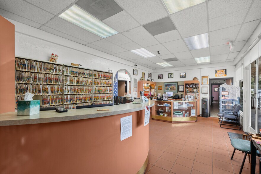 More Photos Of 26055 Bouquet Canyon Rd, Santa Clarita Veterinarian Kennel For Sale