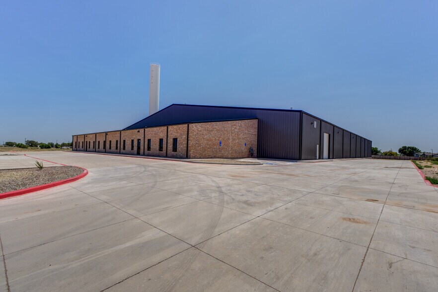 More Photos Of 8111 Patel Dr, Wolfforth Distribution For Sale