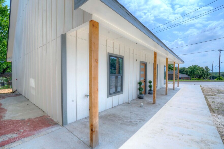 More Photos Of 4700 Barbara Rd, River Oaks Office For Sale
