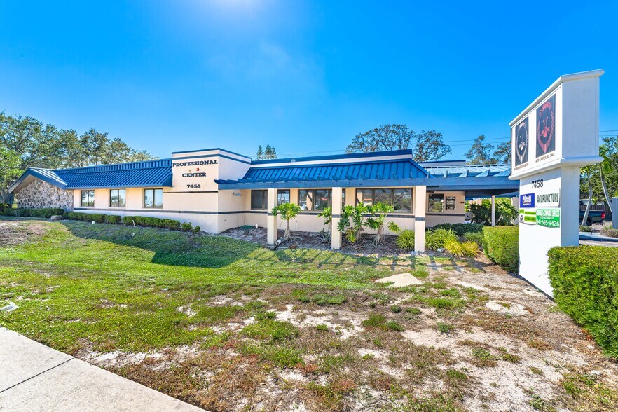 More Photos Of 7458 N Tamiami Trl, Sarasota Medical For Lease