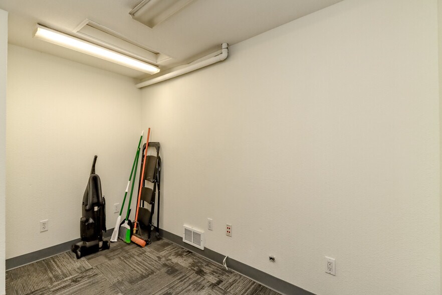 More Photos Of 3838 S Warner St, Tacoma Flex For Lease