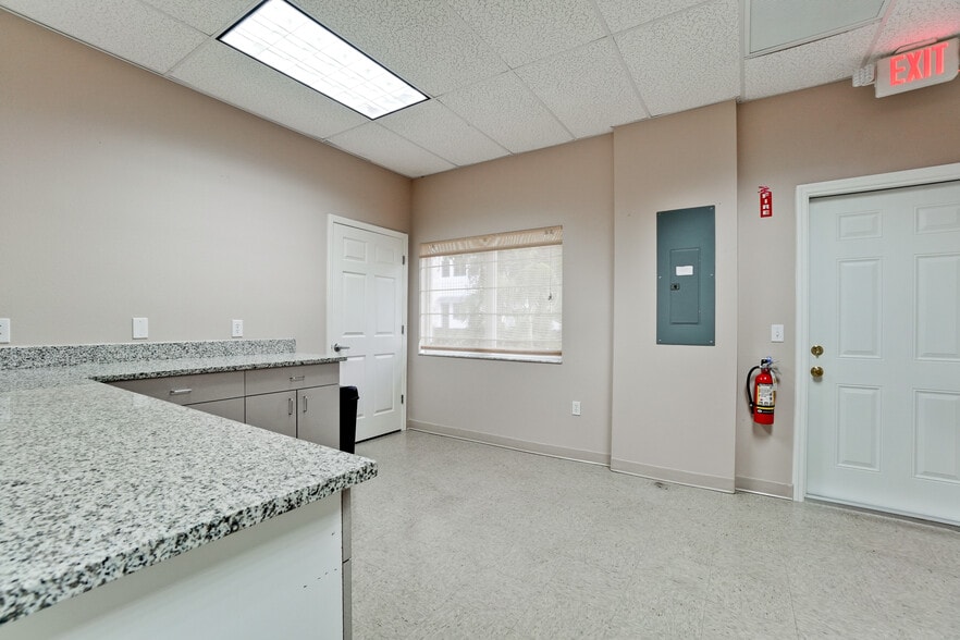 More Photos Of 2910-2914 University Pky, Sarasota Unknown For Lease