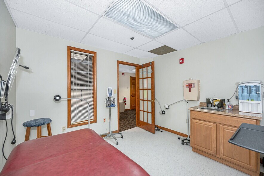 More Photos Of 4 Courthouse Ln, Chelmsford Medical For Sale