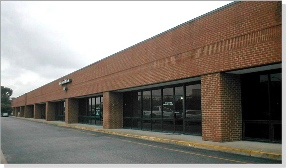 More Photos Of 820 Greenbrier Cir, Chesapeake Showroom For Lease