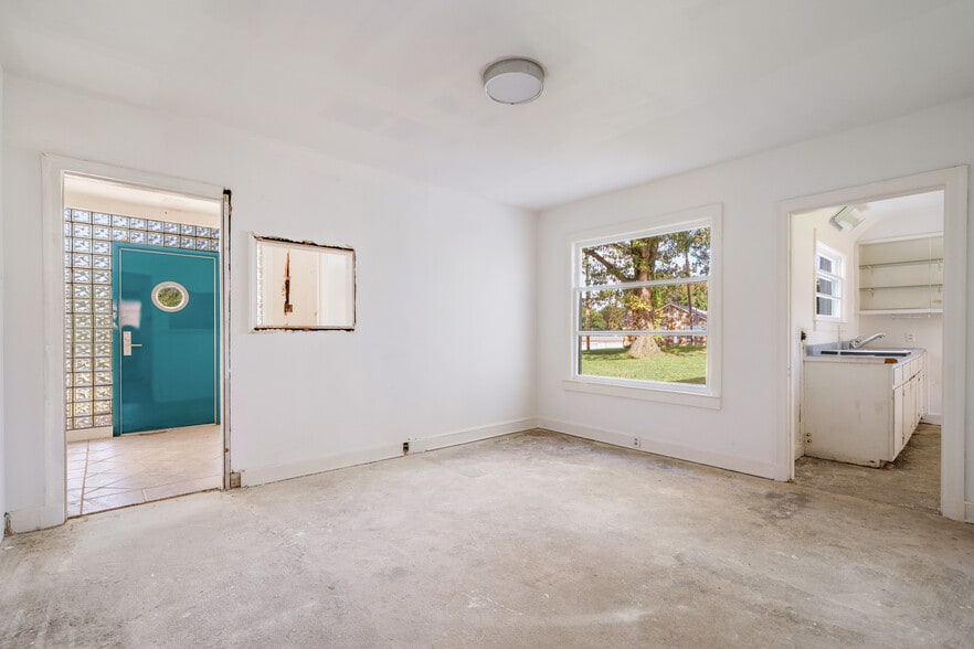 More Photos Of 3590 Thomas St, Memphis Office For Sale