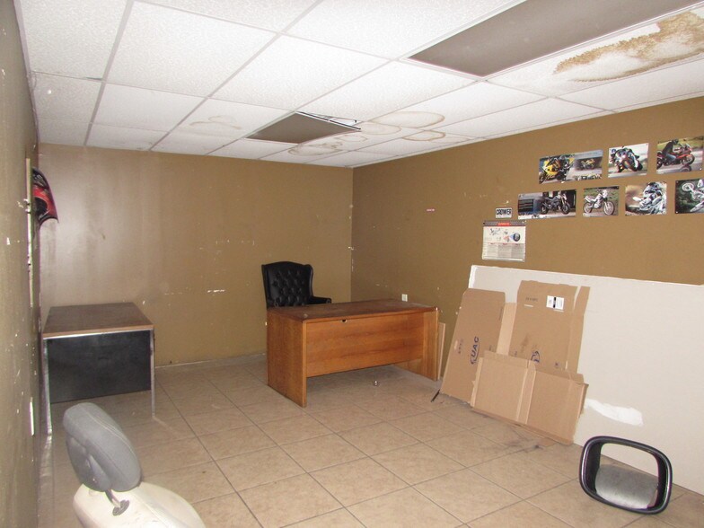 More Photos Of 410-412 Elwood Rd, Irving Warehouse For Lease